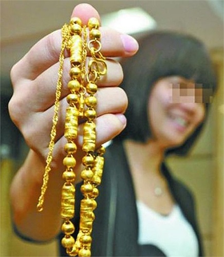 Một phụ nữ ở Trùng Khánh (Trung Quốc) khi mua thang gấp qua mạng Internet thực sự choáng khi bên trong hộp chuyển đến có nhiều gói chứa vàng. Tổng số vàng lên đến 1,8kg. Sự việc do công ty chuyển phát dán nhầm nhãn.