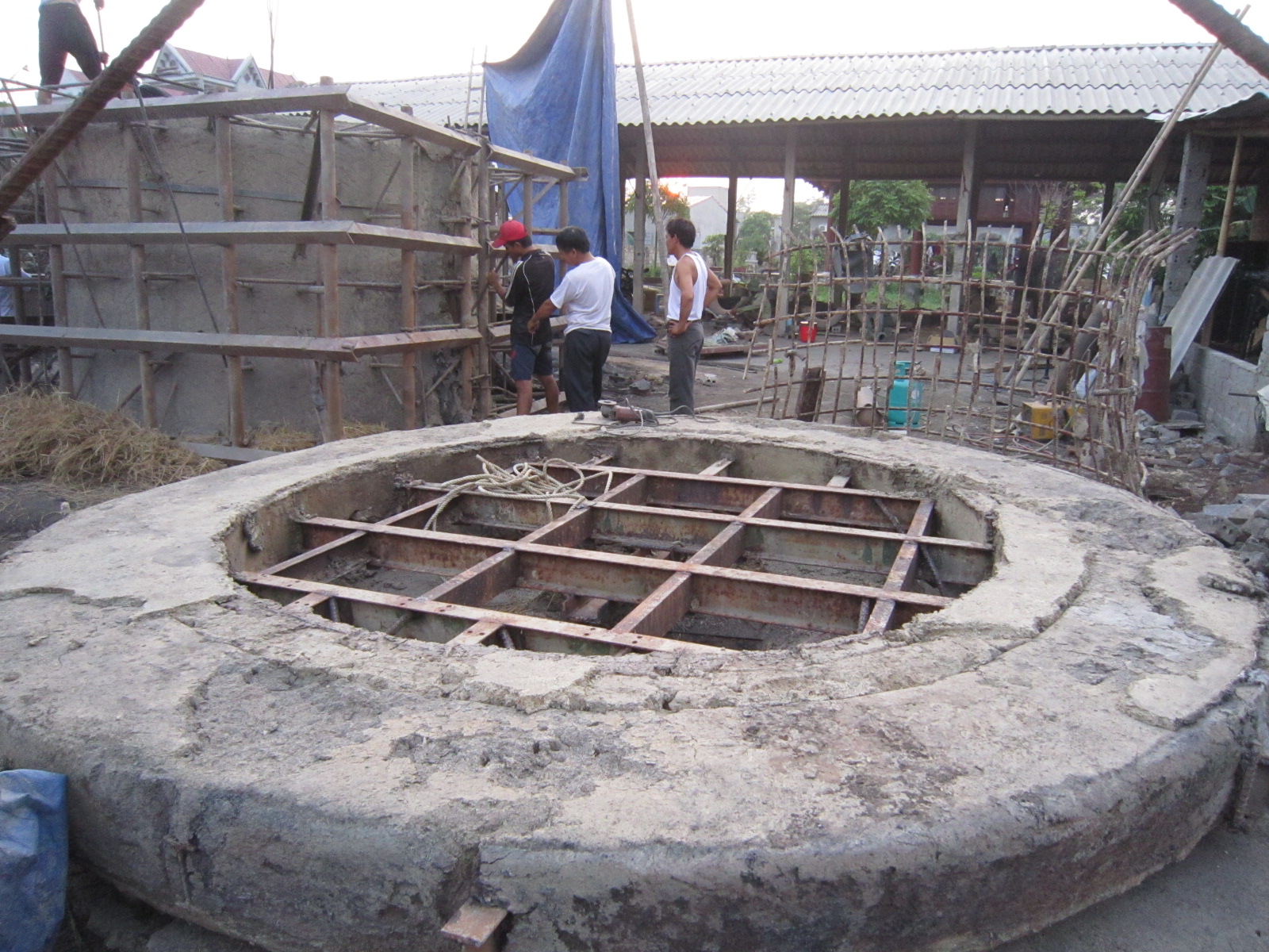 Nắp của khuôn trống khổng lồ vừa được rỡ ra to bằng cả gian nhà.