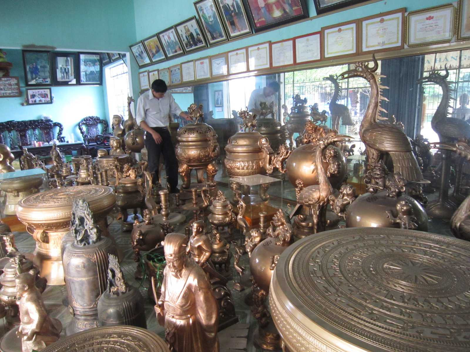 Những đồ đồng tinh xảo được đúc bởi nghệ nhân của các cơ sở đúc đồng làng Chè Đông.