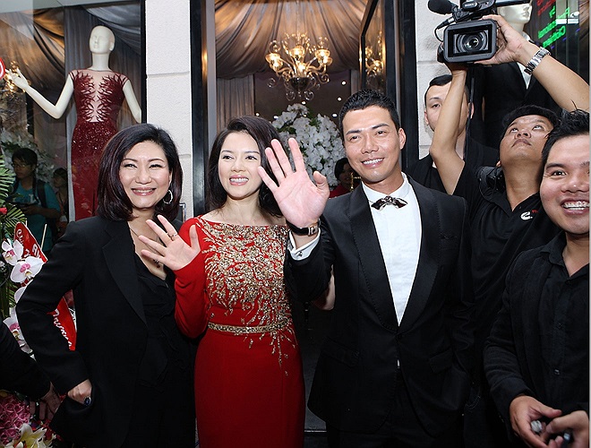 Nam diễn viên đi cùng người quản lý cao cấp Lạc Di Linh