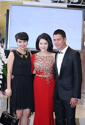 Người đẹp Mai Thu Huyền (bìa trái)