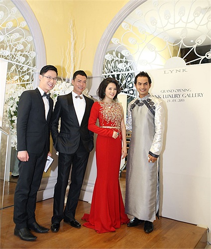 Siêu mẫu Đức Tiến (bìa phải)