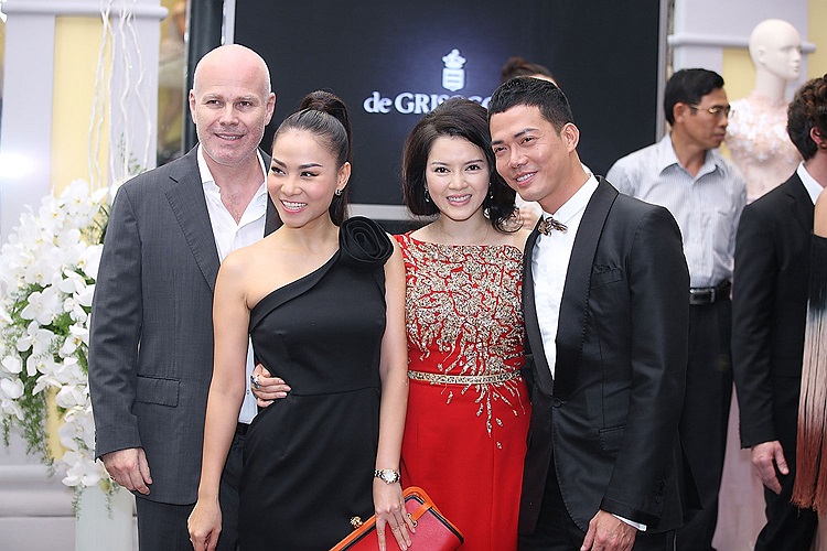 Một số sao Việt cũng đến chúc mừng cựu Đại sứ Du lịch như: Vợ chồng Thu Minh