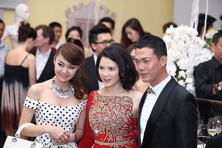 Cô vui vẻ chụp ảnh kỷ niệm cùng Tạ Thiên Hoa