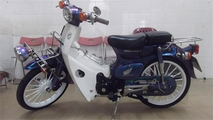 Honda Cub đời 81 lắp thêm dàn đèn trước, lốc máy sơn đen cùng bộ vành racing boy.