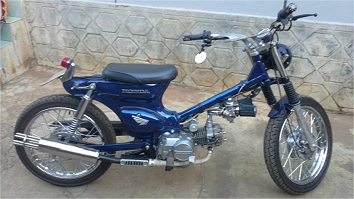 Một dân chơi ở Buôn Mê Thuột đã độ chiếc Honda Cub theo phong cách của dòng xe phân khối lớn, với nét nổi bật ở ống pô Gatling Gun 6 nòng.