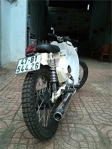 Một chiếc Honda Cub độ hầm hố khác ở Buôn Mê Thuột.