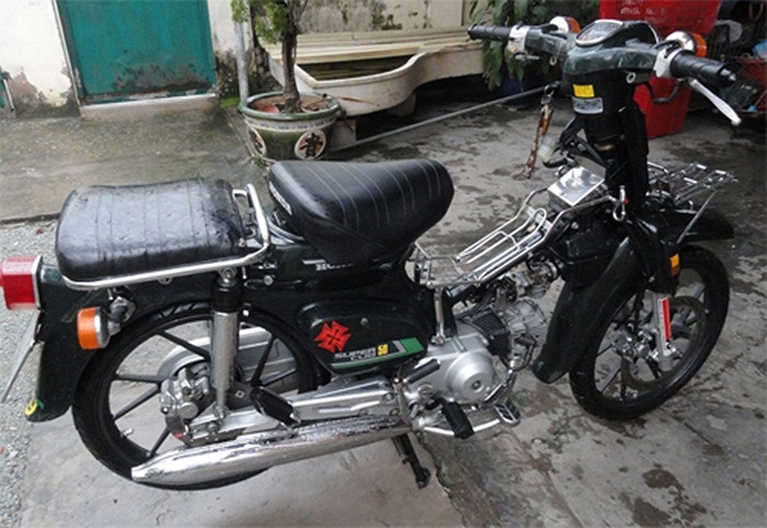Honda Cub 50 phong cách Suzuki Raider với vành đúc cùng 2 phanh đĩa.