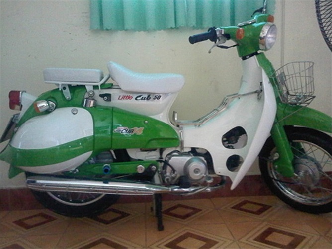 Chiếc Litte Cub 50 phong cách 'xì tin' nguyên bản là một chiếc Honda Cub đời cũ nhưng được chủ nhân làm lại máy, sơn màu khác và thay mới toàn bộ pô, dè, mặt nạ, cốp và đèn.