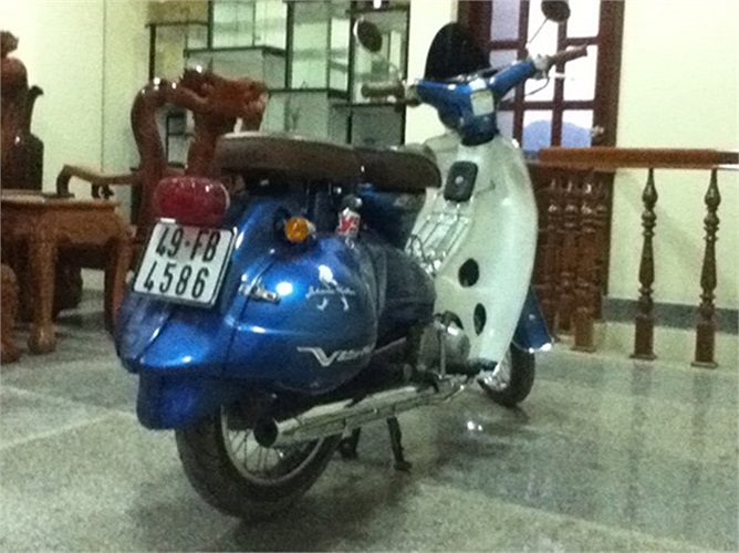 Honda Cub 'vịt bầu' và có thêm kính chắn gió ở đầu xe.