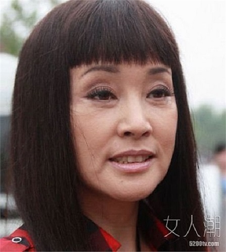 Khi zoom cận cảnh, khuôn mặt mỹ nhân lộ rõ những khiếm khuyết.