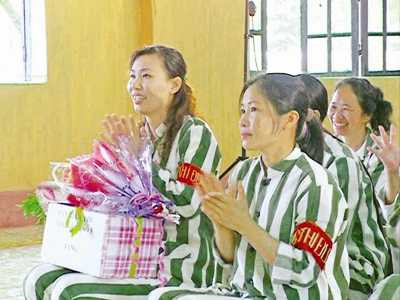 Phía sau song sắt là cuộc sống, hạnh phúc đang chờ nữ phạm nhân.