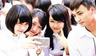 học sinh trung học Hà Nội vui vẻ, hồn nhiên bên nhau