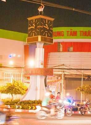 Nam sinh trèo lên tháp đồng hồ ở ngay giữa ngã tư giao lộ.