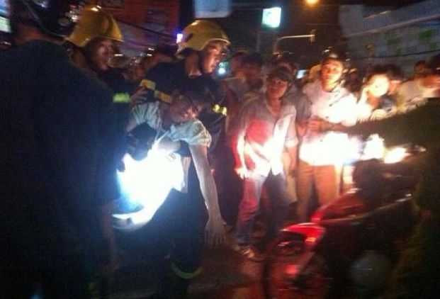 Các chiến sĩ đưa nam sinh xuống.