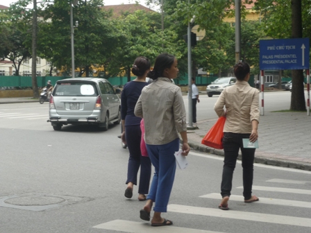 Chỉ với vài tấm bản đồ Hà Nội, vài bức ảnh về thủ đô và vốn tiếng Anh còm cõi, người ta có thể kiếm được tiền triệu mỗi ngày nhờ “chăm chỉ chặt chém” du khách ở gần Phủ Chủ tịch (Ảnh: Minh Quân)