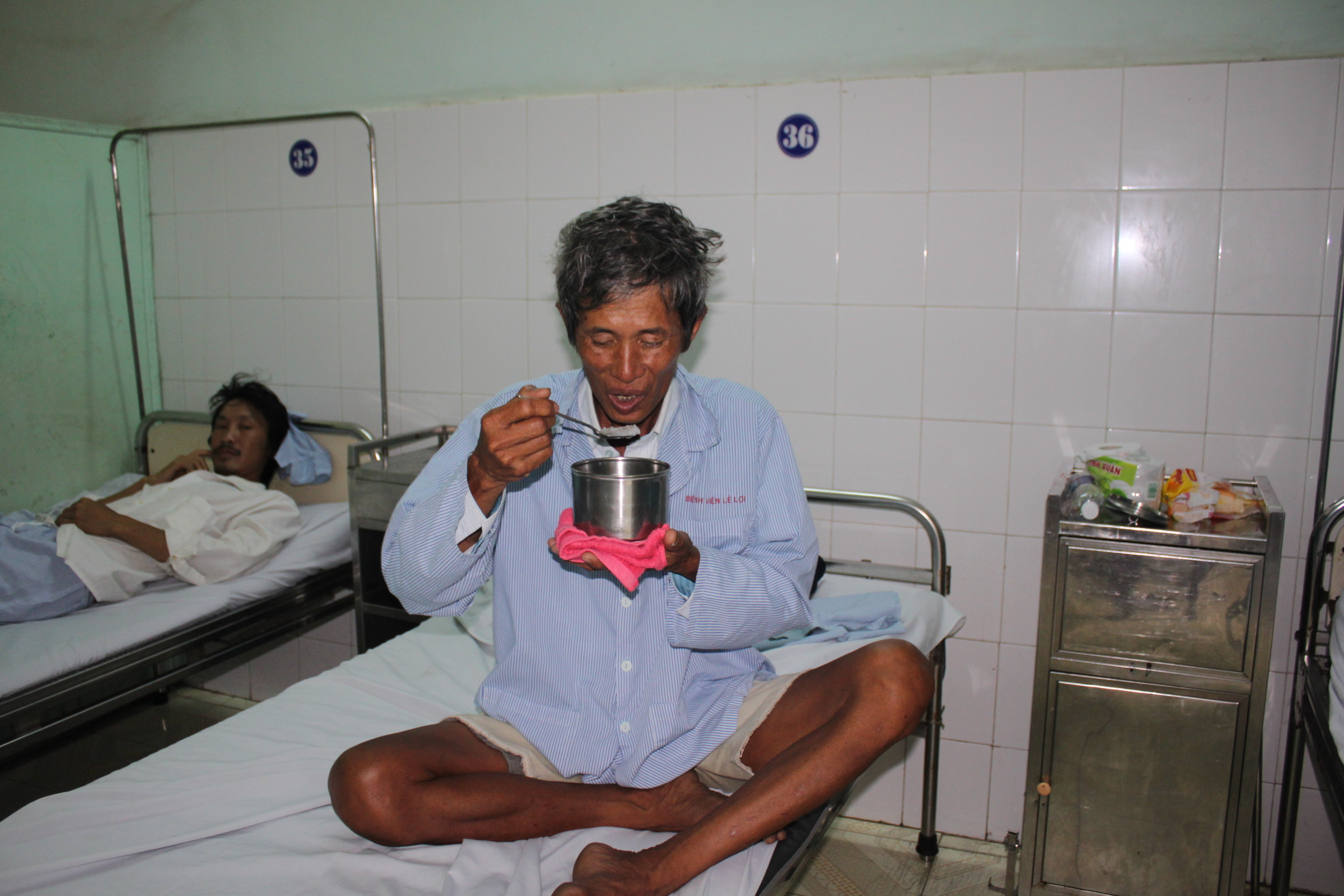 Anh Võ Văn Nhiệm, nạn nhân vụ tàu đâm cho biết, sau hai tháng ròng rã bắt cá trên biển, ghe đang đi vào bờ về Tiền Giang thì gặp nạn. 