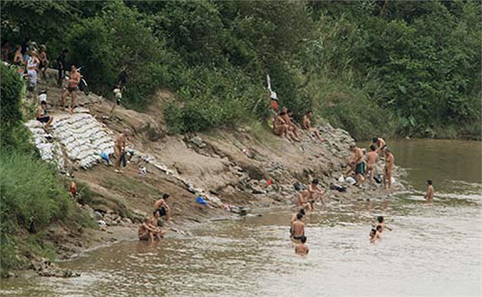 Hầu hết những người tham gia đều là sinh viên, công chức, có cả những cán bộ hưu trí. Sau khi thỏa sức vui đùa với dòng nước mát lạnh, họ thường nán lại tán gẫu. 