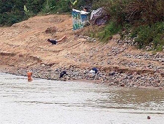 dưới bãi sông Hồng đoạn dưới chân cầu Long Biên 