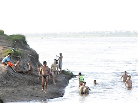 lại có hàng đoàn người rủ nhau đi tắm sông giải nhiệt.