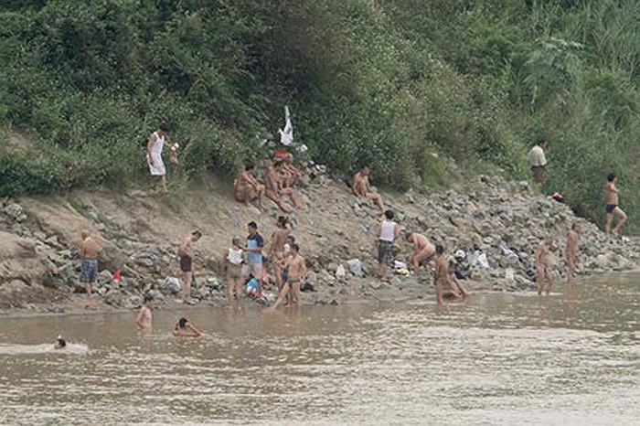 Mặc dù, lối vào bãi tắm này không phải dễ tìm nhưng lượng người đổ về đây khám phá ngày càng đông.