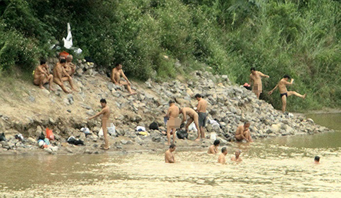 Bác Toàn, một công chức nhà nước chia sẻ: Những ngày mùa hè, chẳng có hôm nào là tôi không ra đây tắm, cảm giác thư thái, tắm xong thấy người nhẹ nhàng và khoẻ hẳn.