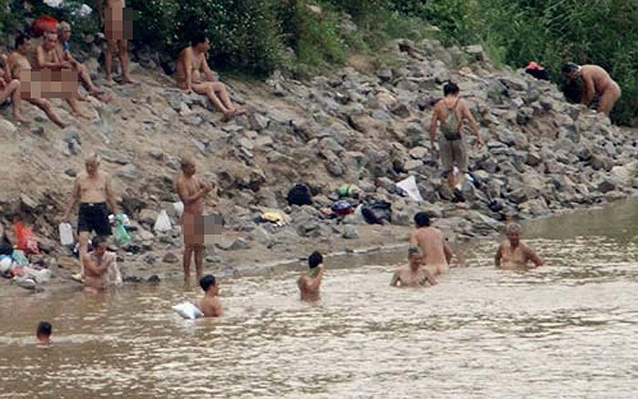 Cũng theo bác Toàn, những người đến đây tắm không phân biệt già hay trẻ, hôm nào nóng thì rất đông có khi lên tới hơn 50 người.