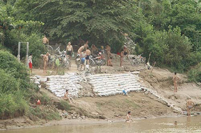 Có người mới đến cởi hết quần áo ra tắm còn e ngại vì chẳng ai biết ai sau dần thành quen và thành lập hẳn một câu lạc bộ tắm tiên tên là Sông Hồng.