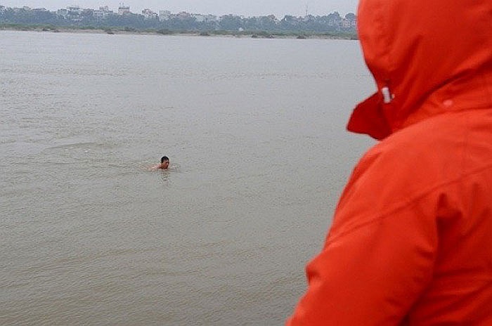 Câu lạc bộ sông Hồng không chỉ hoạt động vào mùa hè, mà mùa đông họ cũng tắm tiên.