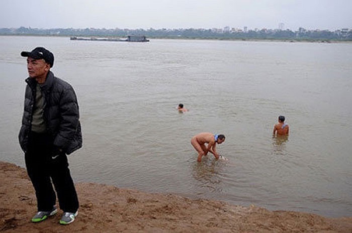 Trời lạnh 9 độ C nhưng nhiều người vẫn tắm tiên trong nước lạnh sông Hồng, bác sĩ đã có những khuyến cáo nguy hiểm cho sự liều lĩnh này.