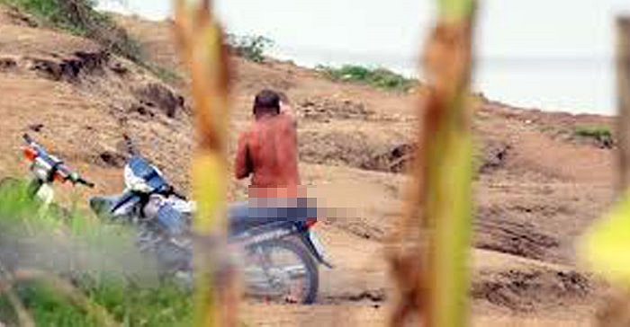 Không kể nóng hay lạnh, những người tắm ở đây thường cởi hết quần áo.