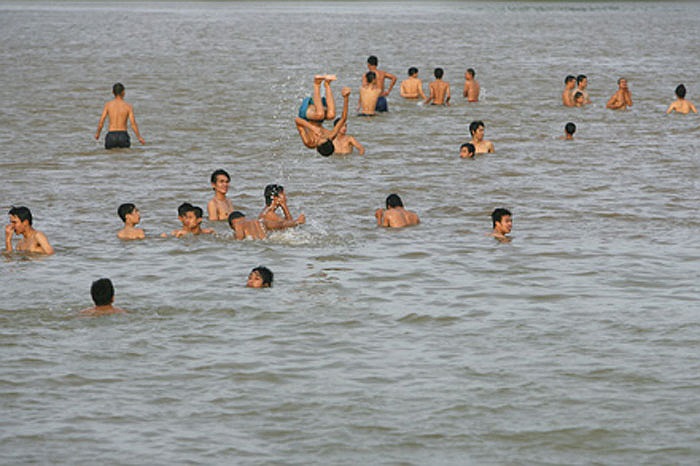 Mùa hè, tắm tiên thường dễ chịu hơn. 