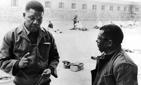 Nelson Mandela và Walter Sisulu trong nhà tù trên đảo Robben năm 1966