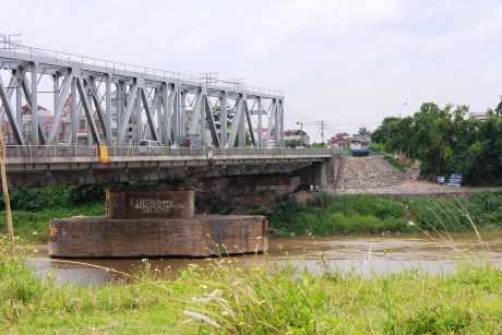 ném vợ xuống sông
