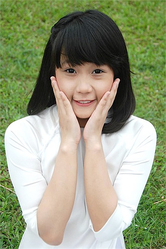 Nữ sinh trường Ams tạo dáng nhí nhảnh trong tà áo dài trắng tinh khôi