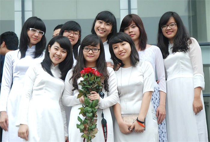 Màu áo trắng tinh khôi của nữ sinh trường Ams luôn khiến bao ánh mắt ngước nhìn