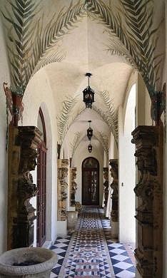 Biệt thự được xây dựng năm 1930 và là bản sao của dinh thự lịch sử Alcazar de Colon tại Cộng hòa Dominican từng thuộc sở hữu của con trai Christopher Columbus. Versace đã mua toàn bộ dinh thự và khu đất lân cận vào năm 1992 với giá gần 10 triệu USD. 