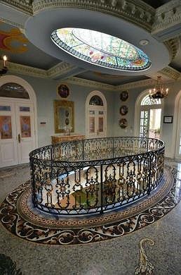 Sau khi Versace bị ám sát, biệt thự Casa Casuarina đã bị bán và biến thành khách sạn cao cấp. Hiện cơ ngơi này đang được đem bán đấu giá và cặp vợ chồng nổi tiếng Hollywood David Beckham đang bỏ ra 40 triệu bảng Anh (tương đương 1,3 nghìn tỷ VND) để 