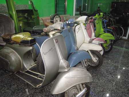 Chiếc Vespa ngoài cùng, bên trái này còn “din”, nước sơn rất xấu, nhưng giá của nó cũng trên 100 triệu đồng.