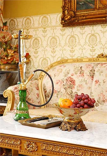 Thống nhất với đó là các vật lưu niệm, khung ảnh cũng cùng phong cách tạo nên sự hài hòa chung trong một không gian đậm chất Châu Âu.