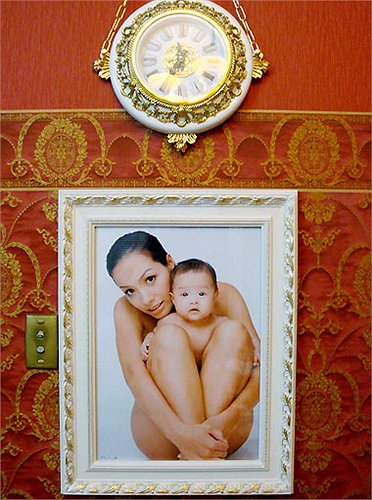 Trong ảnh là hình Thúy Hạnh chụp cùng con theo phong cách nude rất được các sao thế giới ưa chuộng hiện nay.