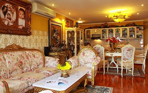 Ánh áng vàng được chọn làm tông màu chủ đạo để làm bật lên không gian Châu Âu và tô điểm thêm cho những nội thất cổ điển trong căn nhà.