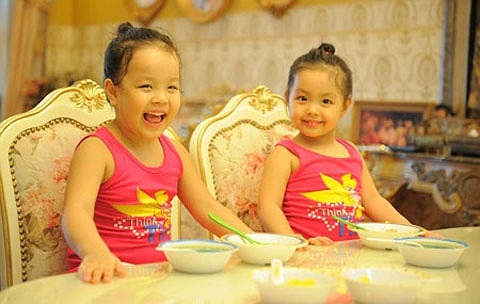 Hai bé con gái Thúy Hạnh là niềm tự hào của chị. Trong căn nhà, ở khắp nơi đều có hình ảnh của hai cô công chúa đáng yêu này.
