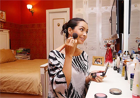 Trong căn phòng này, bàn phấn được Thúy Hạnh sử dụng tối đa công năng trong việc làm đẹp hàng ngày.