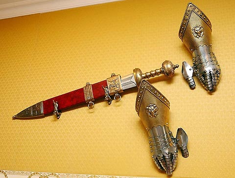 Bộ kiếm được hai vợ chồng sưu tập về từ Barcelona.