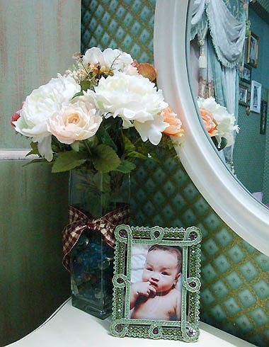 Phòng 2 con gái Thúy Hanh được trang trí bởi nhiều khung ảnh và hoa.