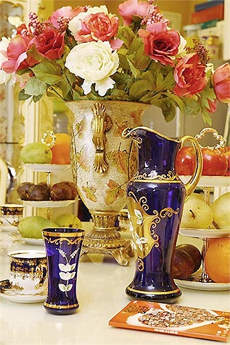 Trái cây, cốc chén,... cũng được bày phù hợp phong cách chung của căn nhà.