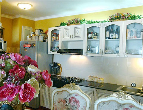 Gian bếp là nơi để bà chủ Thúy Hạnh trổ tài nấu nướng cũng được trang trí rất cầu kỳ theo phong cách Châu Âu cổ điển.