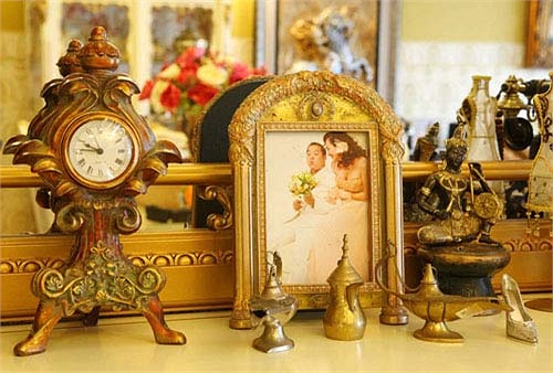 Những chiếc kệ trưng bày vật lưu niệm và khung ảnh làm không gian của các căn phòng có điểm nhấn hơn.