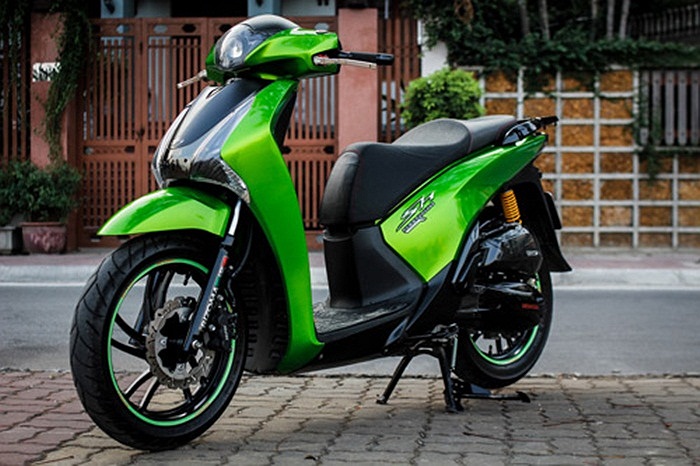 Mẫu Honda SH 2012 được một tay chơi xe Việt độ theo phong cách xe mô tô phân phối lớn Kawasaki Z1000 với lớp sơn màu xanh lá, kết hợp cùng nhiều món đồ chơi, phụ kiện độc đáo